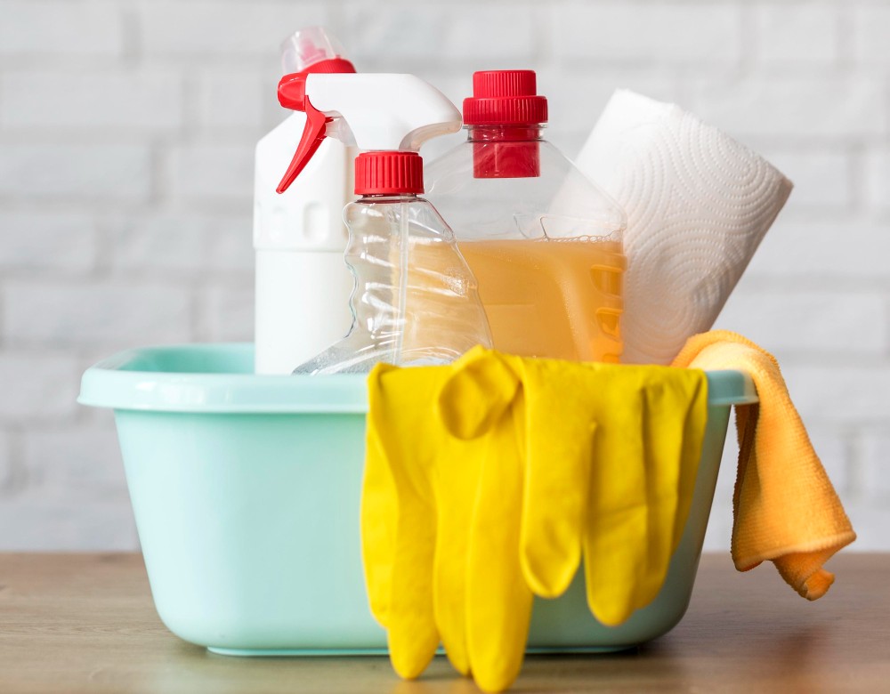 Productos de limpieza para limpiar moho